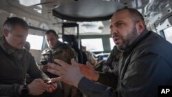 Міністр оборони України Рустем Умєров у БТРі під час візиту до прифронтового міста Куп'янськ, 30 листопада 2023 року. Фото AP