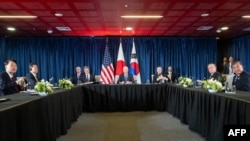 2024年11月15日，美国总统拜登、日本首相石破茂和韩国总统尹锡悦在秘鲁利马举行的亚太经合组织(APEC)峰会间歇举行三边会谈。