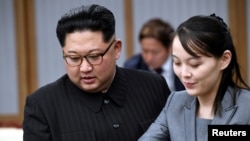 朝鲜领导人金正恩与胞妹金与正。2008年月27日资料照。