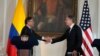 El secretario de Estado de EEUU, Antony Blinken, saluda al presidente colombiano Gustavo Petro durante un encuentro en Bogotá, el 3 de octubre de 2022.
