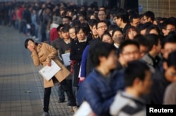 求职者在天津大学的招聘会上（2013年11月22日）