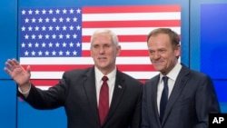  Mike Pence (esquerda) e Donald Tusk (direita)