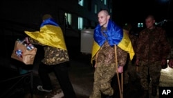 Український військовий Євген Ляшенко на милицях приїжджає зустрітися з дружиною після повернення з російського полону під час обміну військовополоненими в невстановленому місці в Україні, 30 грудня 2024 року.
