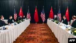 美中两国高级外交官员在阿拉斯加举行双边高层会谈。（2021年3月18日）