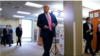  美国总统唐纳德·特朗普在佛罗里达州西棕榈滩为总统选举投票后离开投票站。（2020年10月24日）