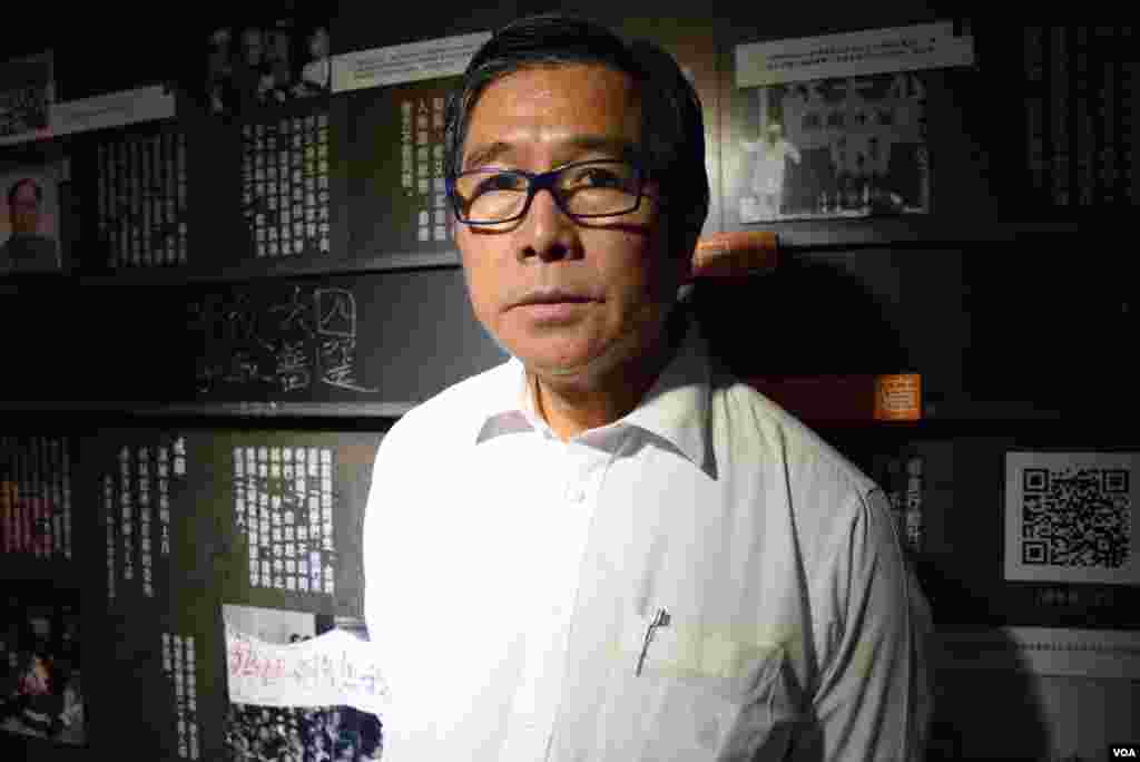 支聯會管理委員會主席麥海華表示,「生者與死者」實物展是首次展出六四遇害者遺物的實物。(美國之音湯惠芸拍攝)