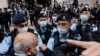 香港大批警察2023年2月6日在法庭外戒备。（路透社）