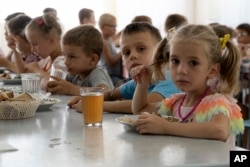 Діти з дитячого будинку в Донецькій області в таборі в Ростовській області, Росія, 8 липня 2022 року. (AP)