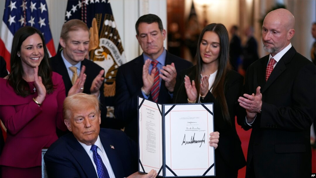 President Donald Trump pasi nënshkroi në ligj Aktin 'Laken Riley', në Shtëpinë e Bardhë. 29 Janar, 2025 