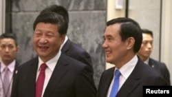 资料照片：中国国家主席习近平和台湾总统马英九在新加坡会晤。(2015年11月7日)