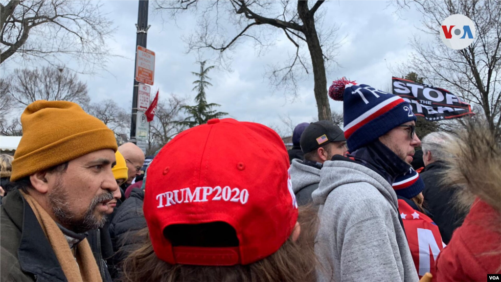 Simpatizantes de Trump conversan mientras caminan hacia la Casa Blanca.