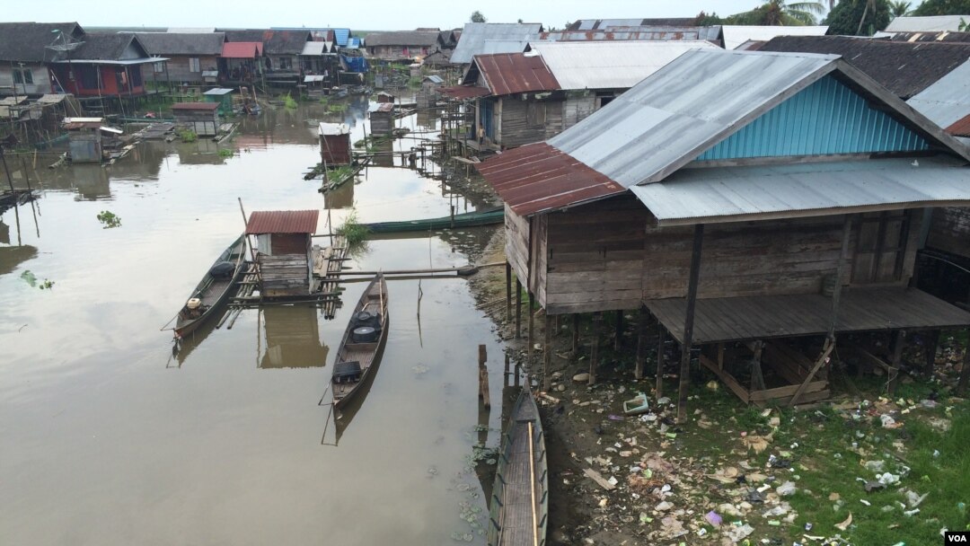 Many Indonesians in rural areas depend for income on palm oil, which the EU and others oppose for environmental reasons. (Ha Nguyen/VOA)