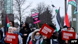 Акція на підтримку палестинців біля місця зустрічі Джо Байдена з профспілками автовиробників, 1 лютого 2024 року