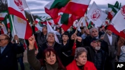 Demonstranti prolaze pored američkog Kapitola tokom skupa solidarnosti sa protestima u Iranu, 17. decembra 2022, u Vašingtonu.