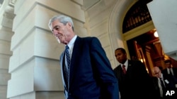 前聯邦調查局局長羅伯特·穆勒（Robert Mueller）是俄羅斯干涉2006年選舉的特別顧問檢察官，於2017年6月21日在華盛頓閉門會議後離開國會山。(資料圖片）