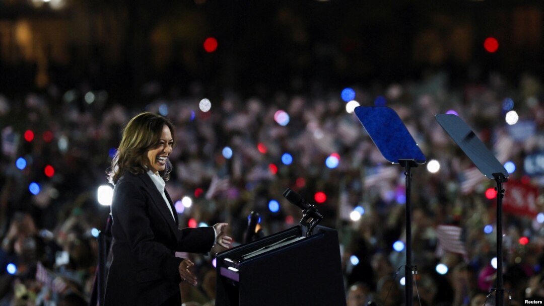 Demokratska kandidatkinja za predsednika i aktuelna potpredsednica SAD Kamala Haris tokom govora na Nacionalnom molu, 29. oktobra u Vašingtonu (Foto: Reuters/Leah Millis)