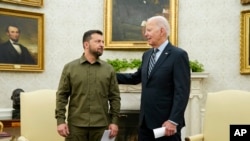 資料照片：拜登(Joe Biden)總統於2023年9月21日在華盛頓白宮橢圓形辦公室會見烏克蘭總統澤倫斯基(Volodymyr Zelenskyy)。白宮12月10日周如表示，拜登將於12月12日週二在白宮接待烏克蘭總統澤連斯基(Volodymyr Zelenskyy)。（美聯社圖片）