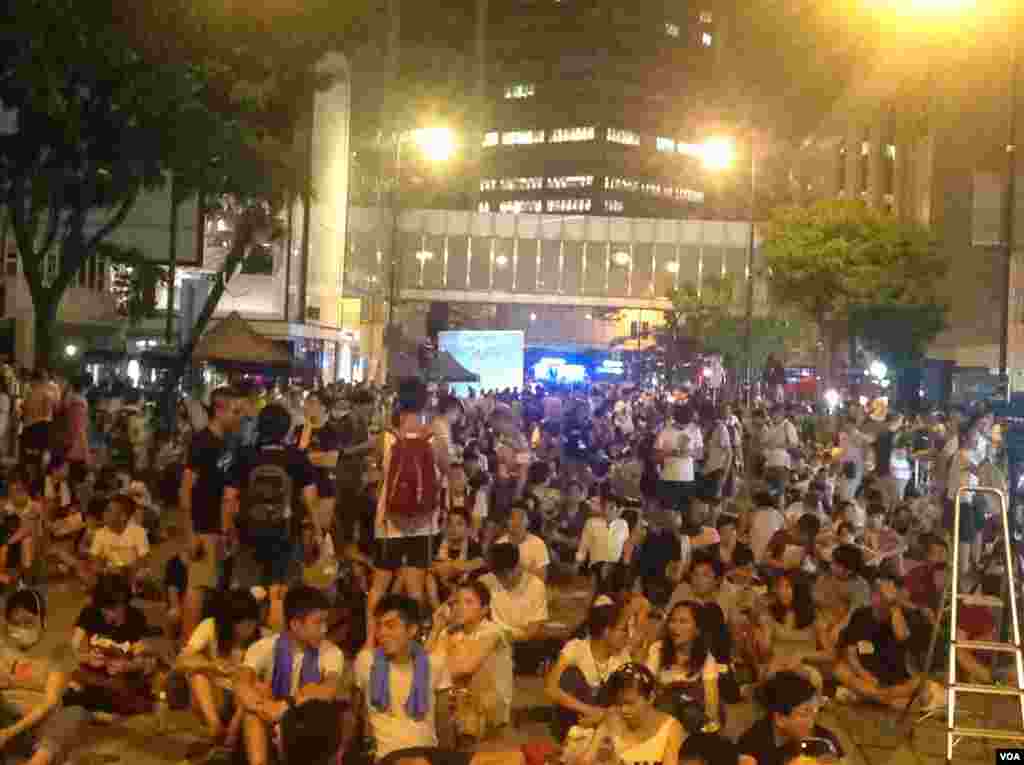 香港學聯預演佔中午夜正式開始(美國之音海彥拍攝)