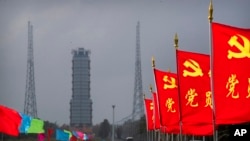 海南文昌航天发射基地中共党旗在风中飘扬。