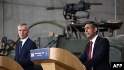 英国首相苏纳克和北约秘书长斯托尔滕贝格在华沙装甲旅举行记者会。（2024年4月23日）