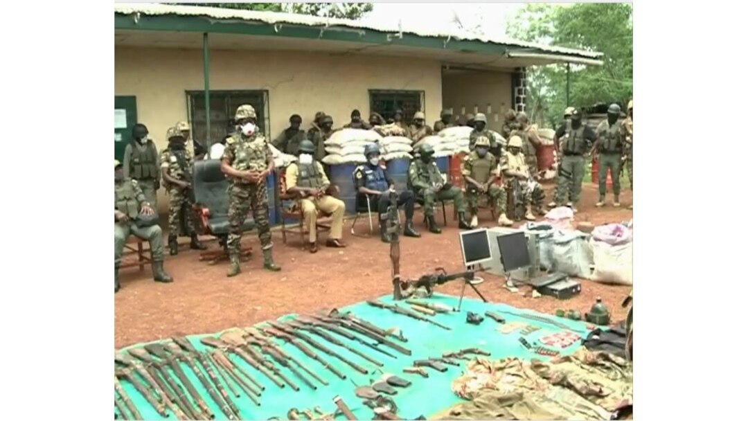 Cameroon military displaying weapons seized from separatists in Bamenda, March 4, 2021. (Moki Edwin Kindzeka/VOA)