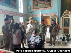 Отець Володимир під час спілкування з українськими військовими, які перебувать на лікуванні у США