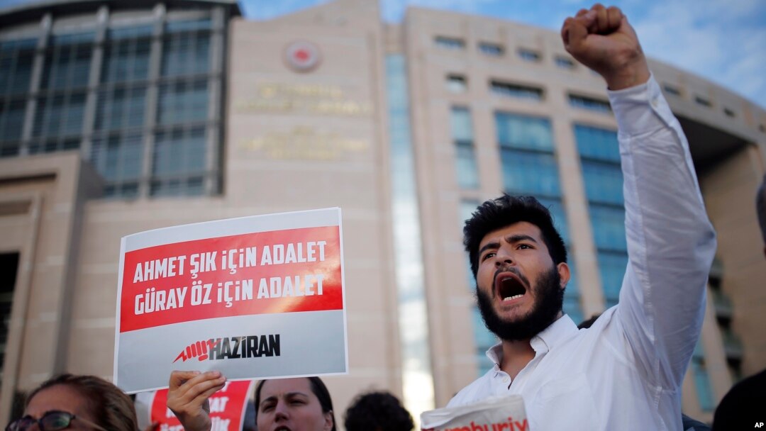 Journalists and activists gather outside the court in Istanbul, July 28, 2017, protesting against the trial of journalists and staff from the Cumhuriyet newspaper.
