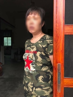 董瑶琼母亲周莲娇也是打工女。7月16日从广东赶回湖南攸县家乡在县政府见到被上海警方押送的女儿。（湖南公民行动者提供图片）