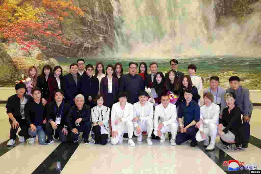 2018年4月1日，朝鲜领导人金正恩在平壤的东平壤大剧场与韩国流行歌手合影（朝鲜中央通讯社发布的照片）。演出当天晚上持续了2小时10分钟。11组演艺明星中包括韩国流行音乐多位著名歌手。 《今日美国》4月3日报道，金正恩观看了2小时的韩流演出并承认喜欢演出，称&ldquo;深深地被感动了&rdquo;可能是个外交突破。 报道称，由于包括韩剧在内的一些韩国娱乐节目在朝鲜被禁，收看和收听韩国娱乐节目是要坐牢的。 ...转自多维新闻网http://www.dwnews.com...1523217321424... 4月3日《今日美国报》报道，金正恩看了兰个小时的韩流演出并喜欢演出，&ldquo;被深深感动了&rdquo;可能是个外交突破。 报道称，韩剧等韩国娱乐节目在朝鲜被禁，欣赏韩国娱乐节目是要坐牢的。