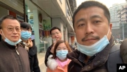 资料照：“12港人”代理律师任全牛（右）在成都。 （2021年1月13日）