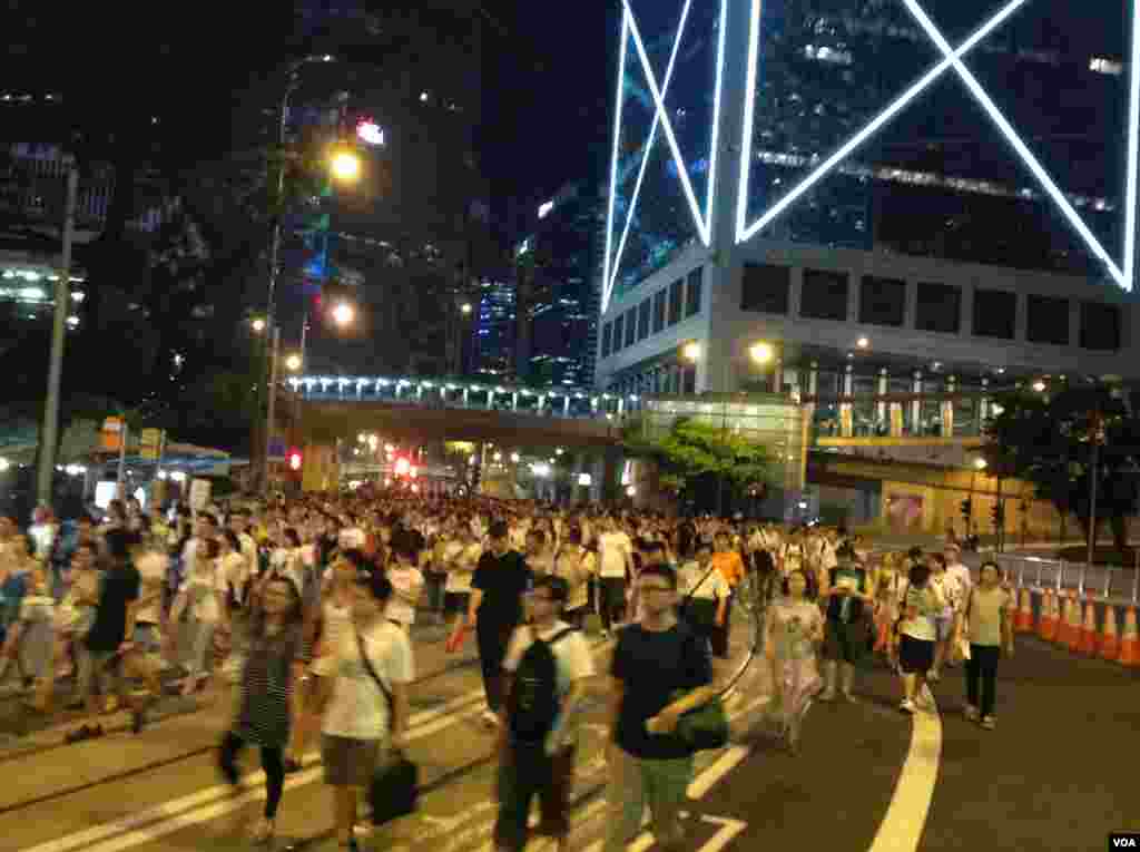 香港學聯預演佔中午夜正式開始(美國之音海彥拍攝)
