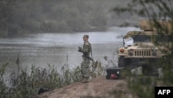A US National Guard soldier guards the border with Mexico at Eagle Pass, Texas, on December 23, 2023. (CHANDAN KHANNA / AFP)