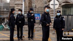 北京警察2021年3月22日在庭审加拿大前外交官康明凯Michael Kovrig的法院外戒备（路透社）