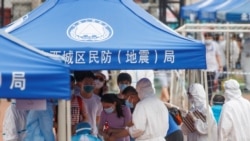北京市民在广安体育中心外排队接受新冠病毒检测。（2020年6月15日）