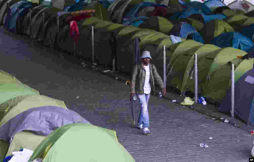 Authorities in Paris, France, are evacuating more than 500 Syrian and other migrants from tent camps and moving them to special housing as the country steps up efforts to deal with Europe's migrant wave.