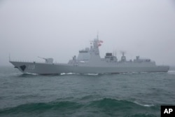 中国海军052D型贵阳号导弹驱逐舰在青岛附近参加海军演练。（2019年4月23日）