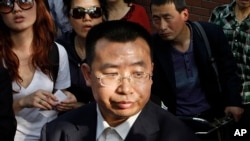 资料照：中国人权律师江天勇2012年在北京对记者们讲话。