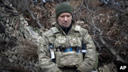 Військовослужбовець 12-ї бригади спеціального призначення "Азов" Національної гвардії на передовій, поблизу Кремінної, Луганська область, 28 січня 2024 р. Фото: AP Photo/Efrem Lukatsky