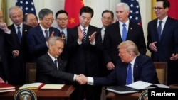 时任美国总统特朗普与中国副总理刘鹤在白宫签署第一阶段经贸协议(2020年1月15日)