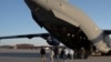 美国无证移民在德克萨斯州一个空军基地登上一架C-17军用运输机进行遣返。(2025年1月23日)