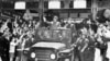 毛泽东（1893-1976）和林彪（1907-1971）1967年5月1日在敞篷吉普车上向在北京天安门广场庆祝五一节的群众挥手致意。