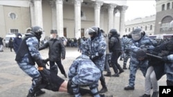 1月31日， 警察在莫斯科逮捕抗议当局拘押反对派领袖纳瓦尔尼的示威者。