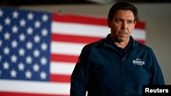 Imagen de archivo del gobernador de Florida, Ron DeSantis, hablando en un evento de campaña "Never Back Down" en Newton.