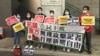 香港立法会议员黄碧云3月10日下午到警察总部抗议，要求警方约束前线警员侵犯新闻自由行为。（美国之音王四维拍摄）