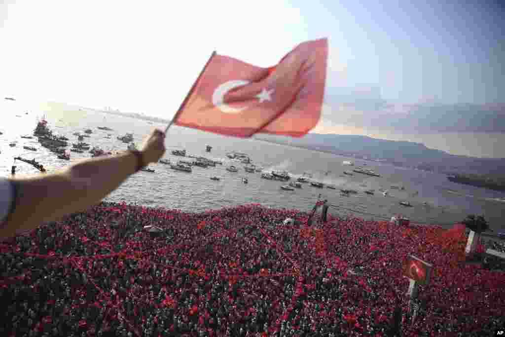 A man waves a Turkish flag as thousands of supporters of Muharrem Ince, the presidential candidate of Turkey's main opposition Republican People's Party, attend a rally in Izmir, Turkey, June 21, 2018.