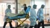 Medicinsko osoblje sa pacijentom u bolnici u Hong Kongu