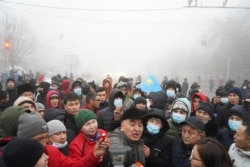 萨克斯坦的抗议者聚集在首都阿拉木图举行抗议。（2022年1月5日）