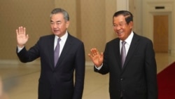 中国外长王毅和柬埔寨首相洪森在金边举行会晤（美联社2020年10月12日）