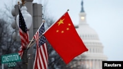 资料照：美中国旗在华盛顿宾夕法尼亚大道上飘扬。