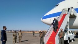 美国防部长奥斯汀在东京的横田美国空军基地走下飞机（法新社2021年3月15日）